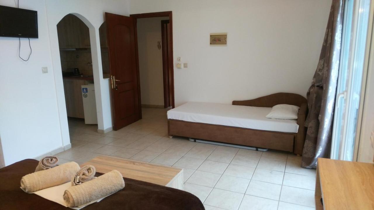 Psarou Apartments Paralia Skotinis Exterior photo